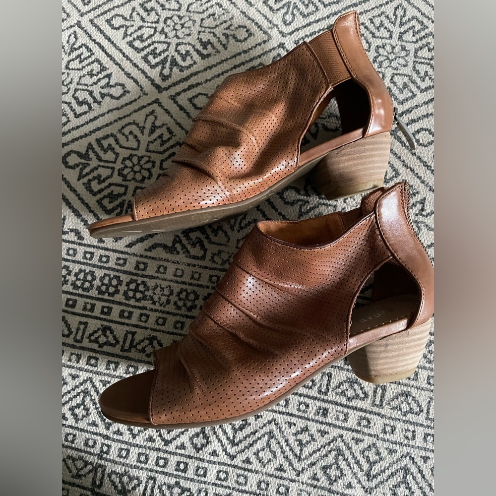 Regarde Le Ciel perforated leather open-toe shoes (size 36)